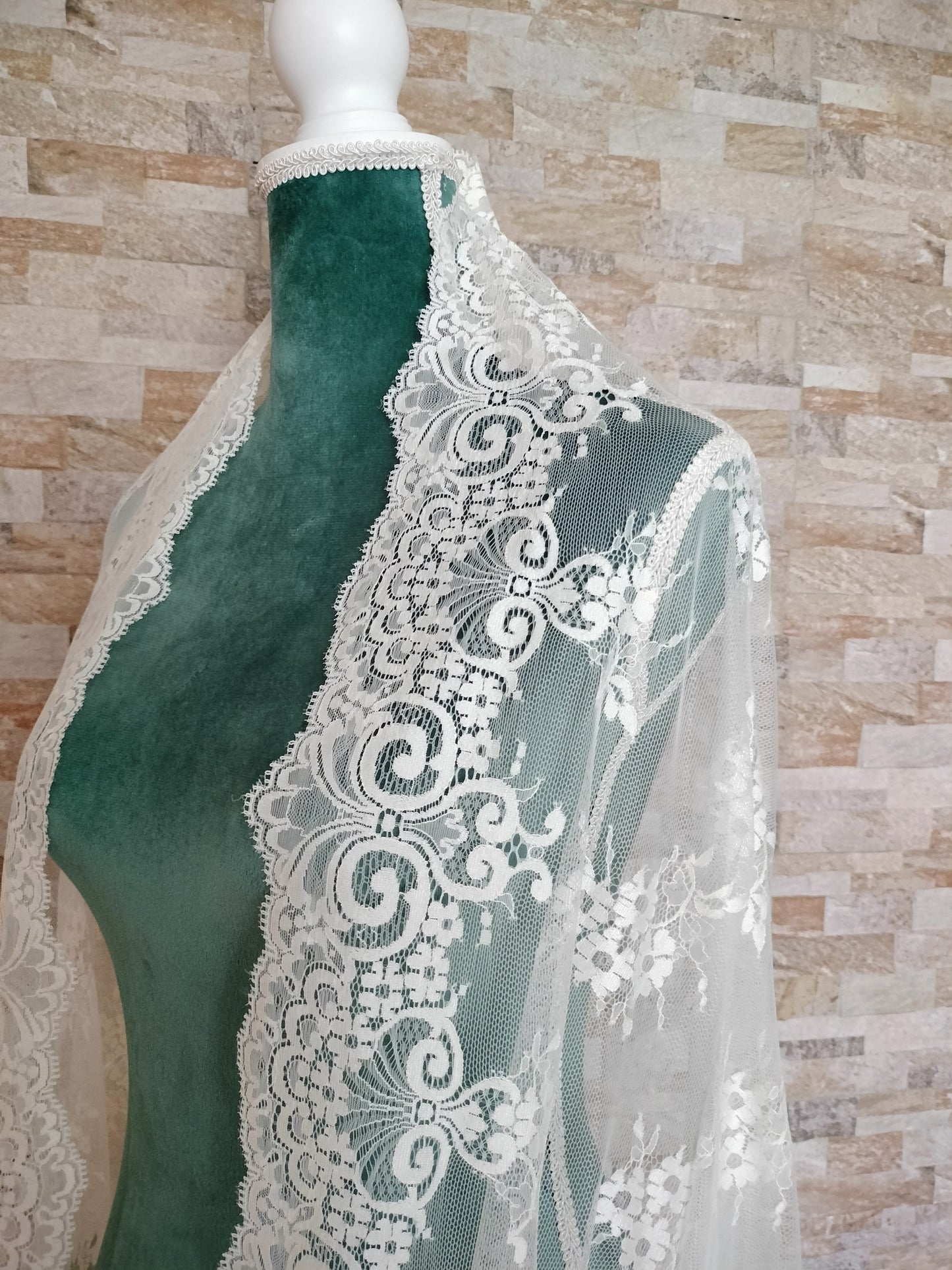 Mantilla Chantilly marfil Volart Ref.081836