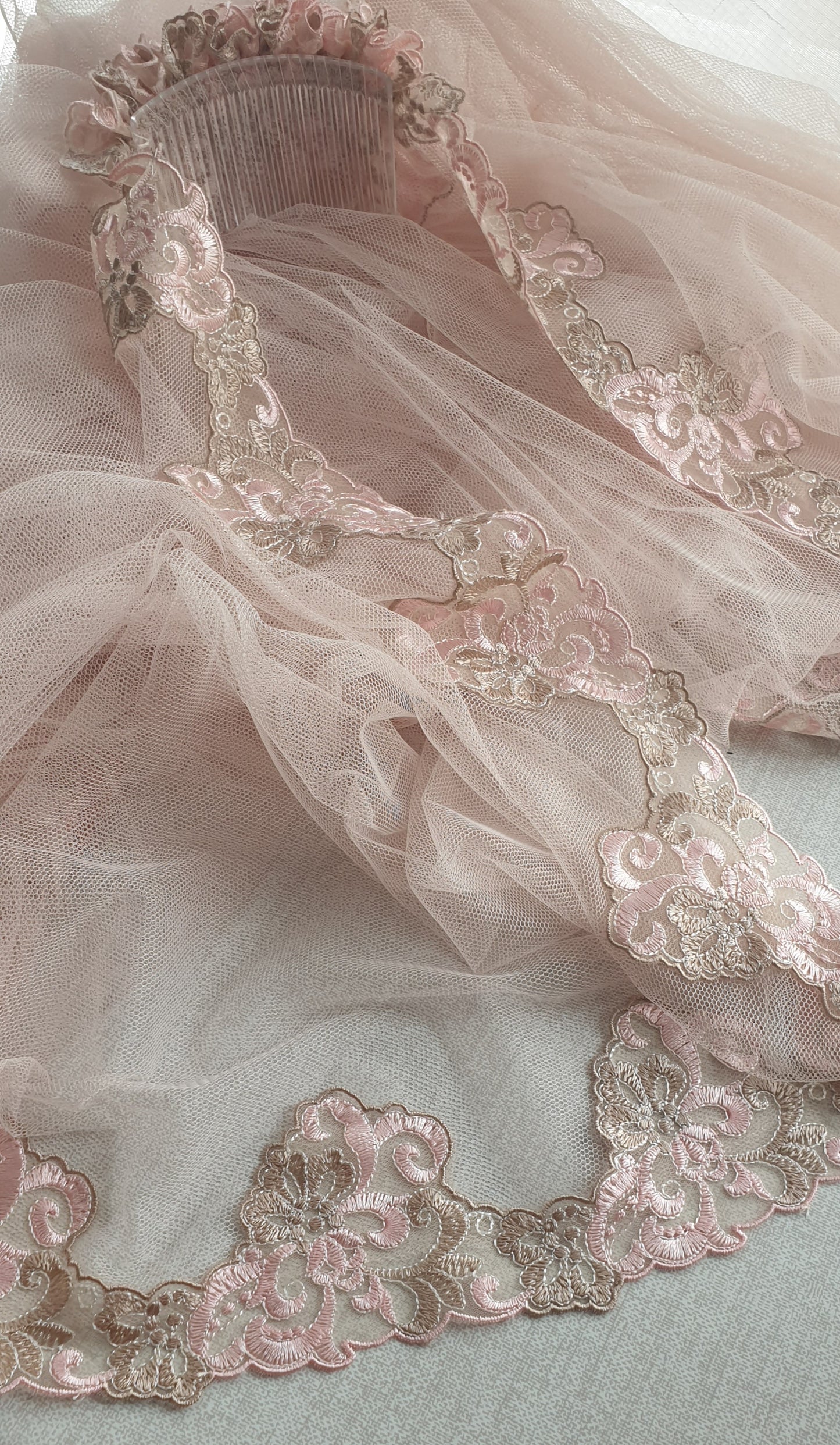 Velo de novia color empolvado Rosa nude con encaje.