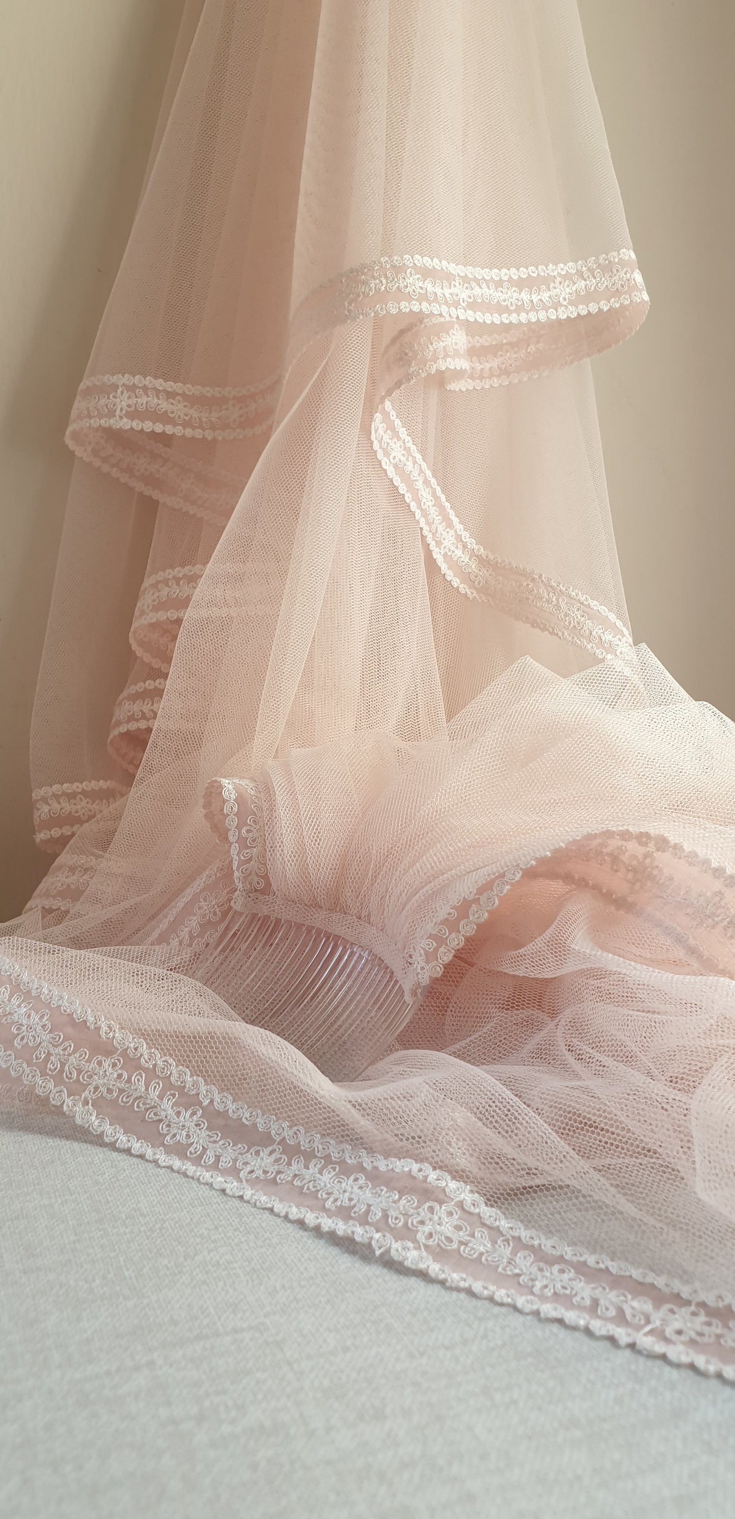 Velo de novia color empolvado Rosa nude con encaje muselina.