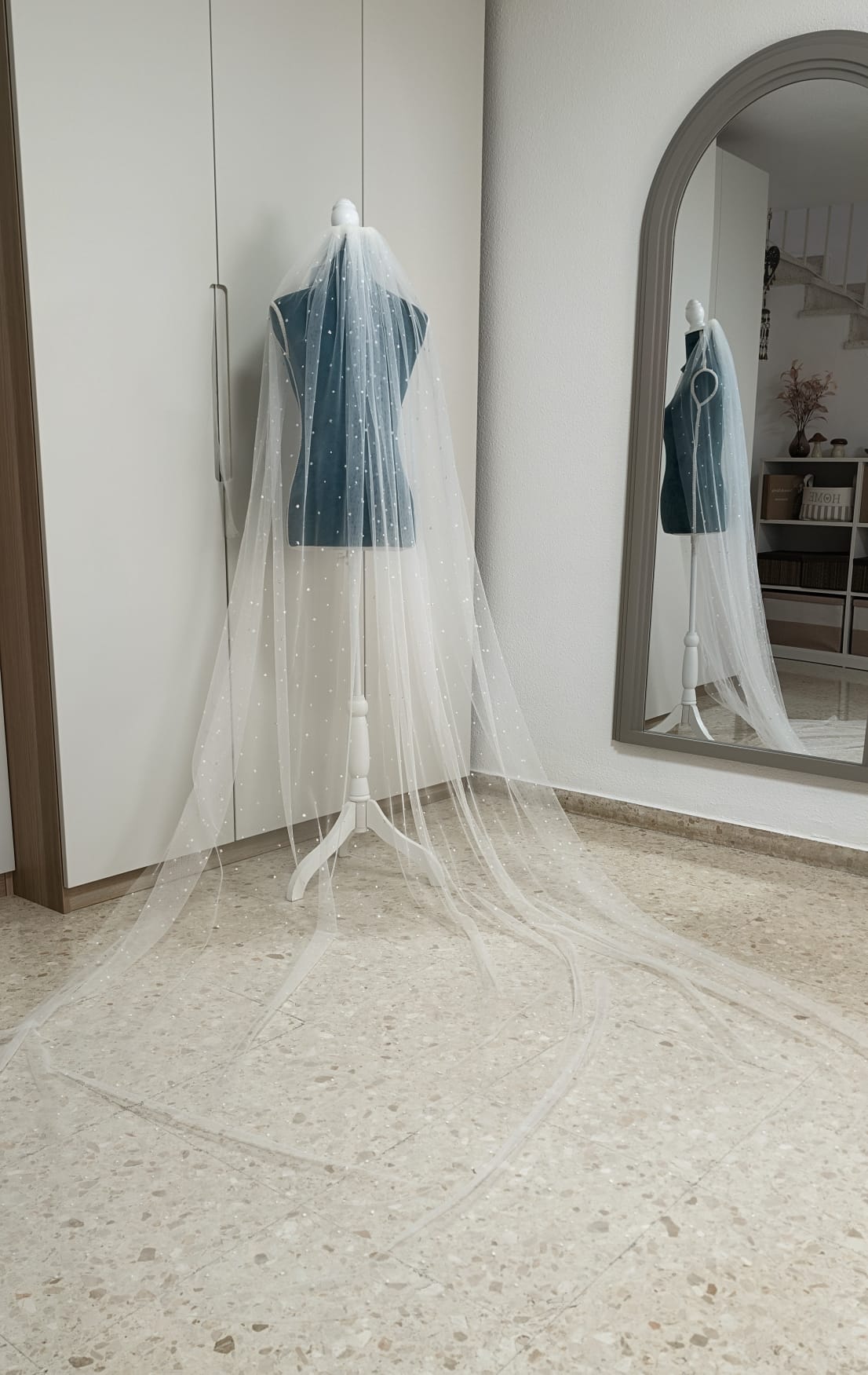 Velo de novia modelo 1074 de tul plumeti y lentejuelas expuesto en maniquí - Zulema Torres