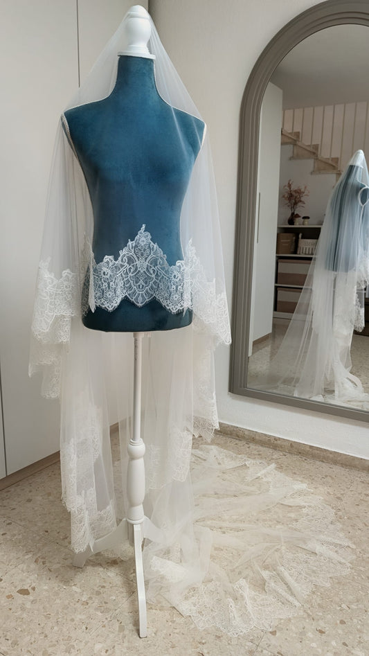 Velo de novia largo modelo 4163 confeccionado en tul soft blanco natural con blonda de encaje Chantillí sobre un maniquí.