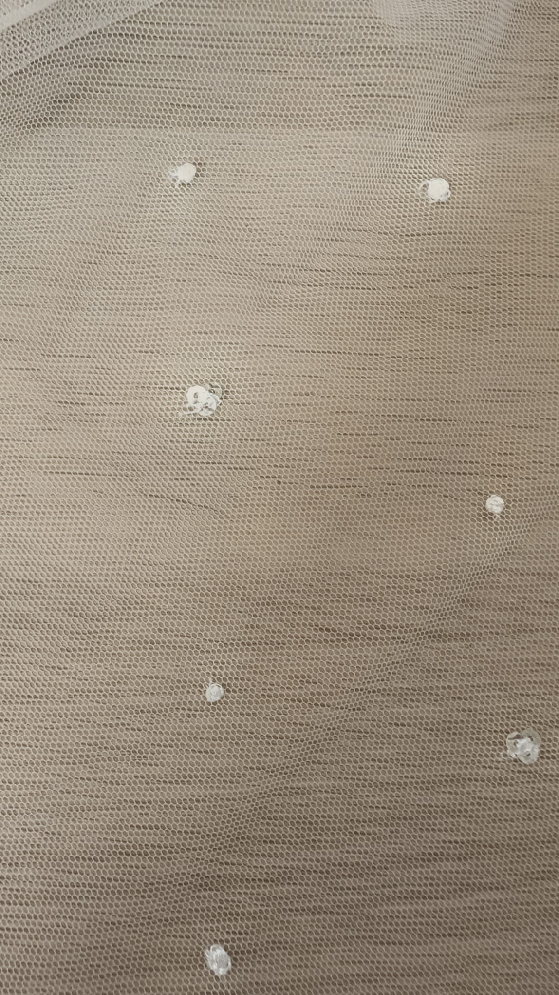 Transparencia y diseño artesanal del velo de novia modelo 1074