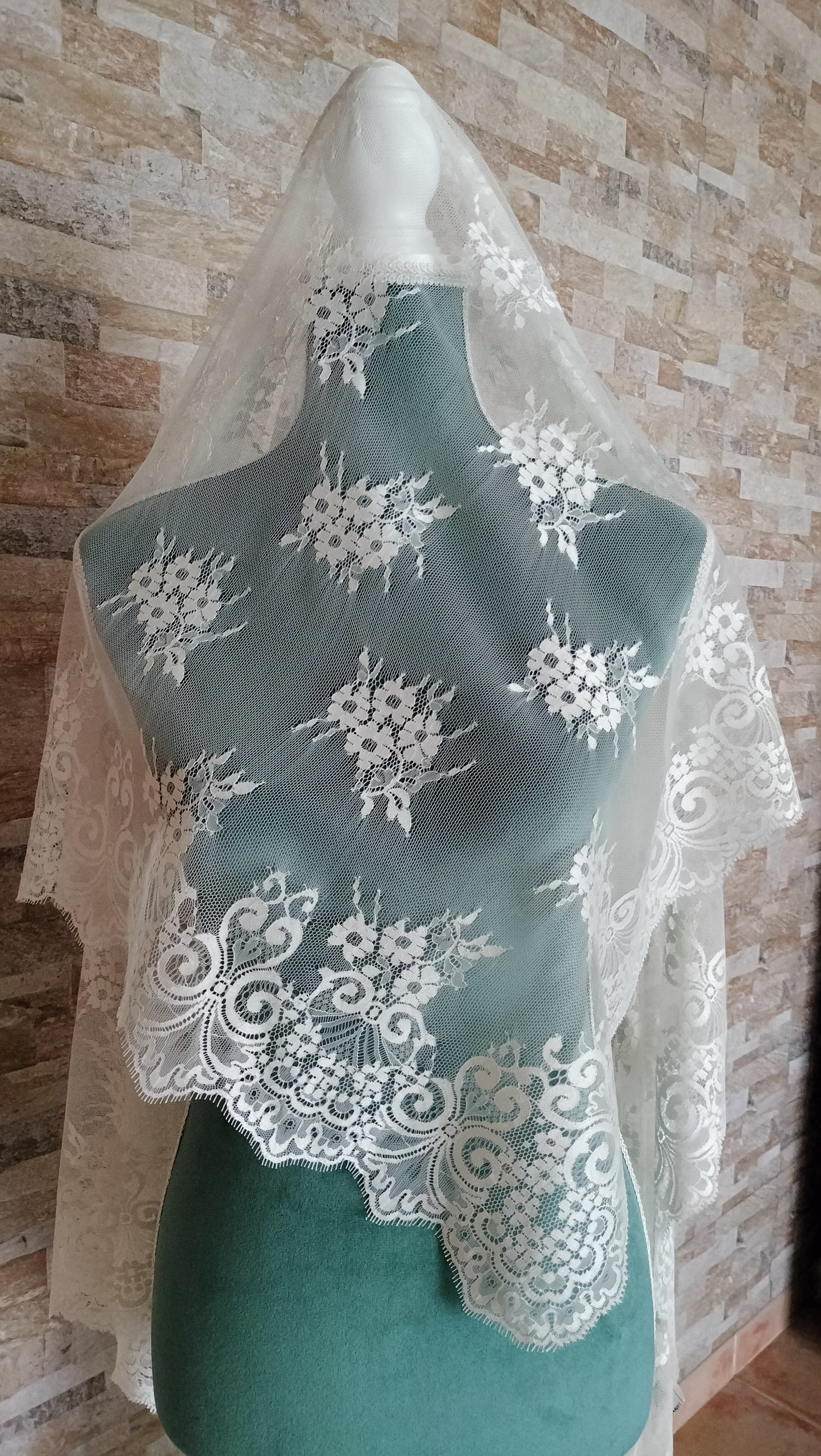 Mantilla Chantilly  marfil Volart Ref.081836