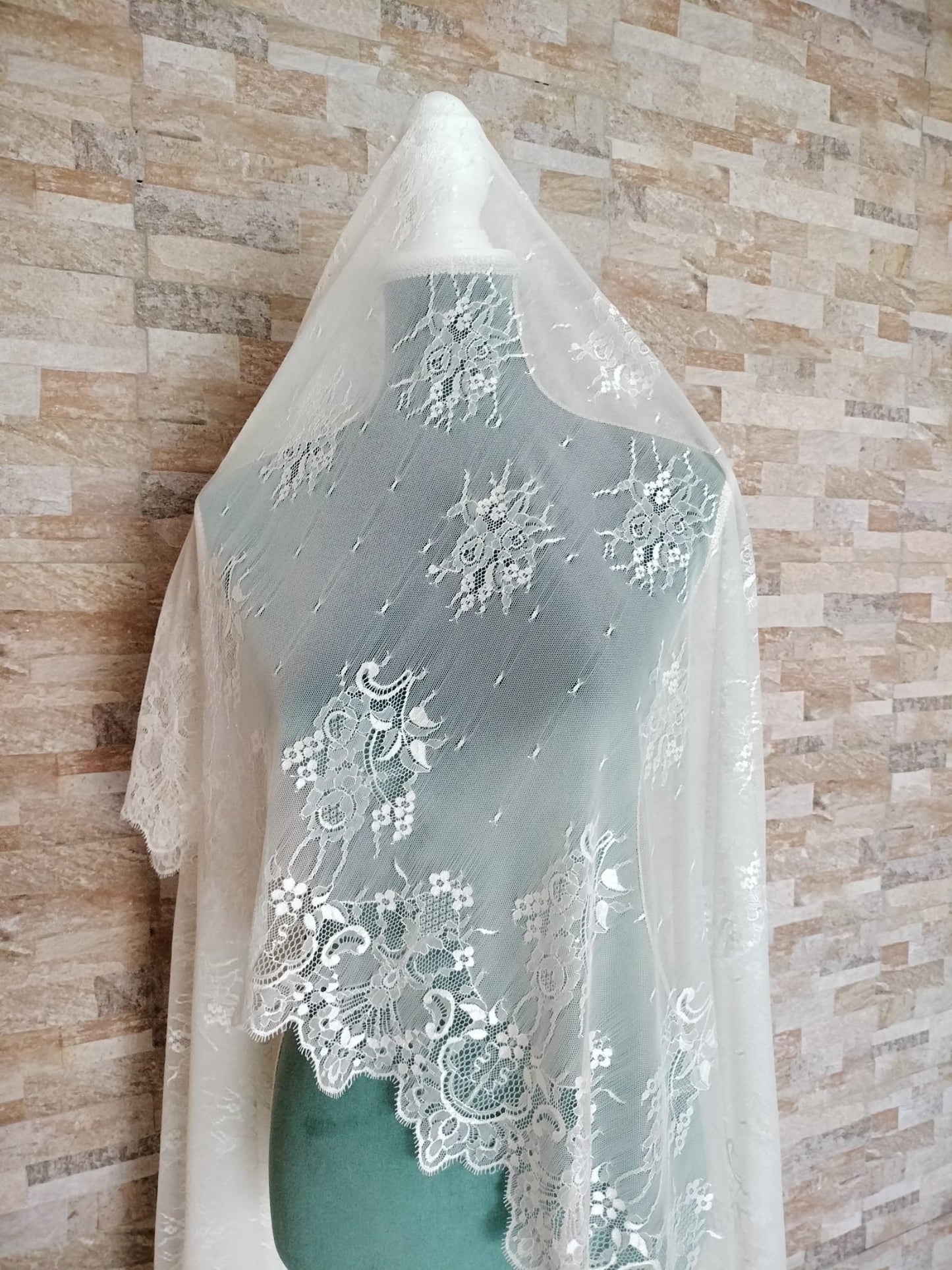 Mantilla Chantilly  marfil Volart Ref.081961
