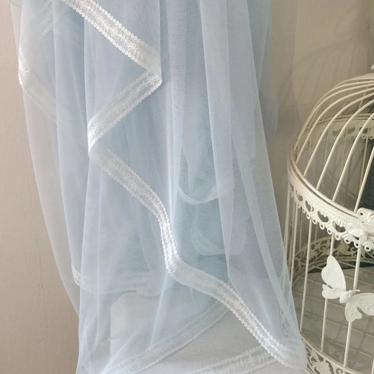 Velo de novia de color combinado azul empolvado terminado con puntilla de musolina transparente