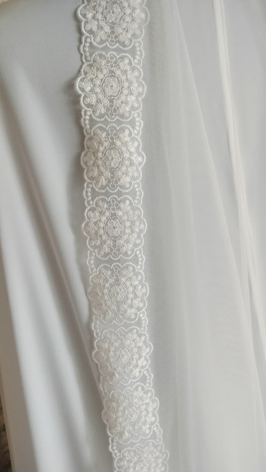 Detalle de la puntilla de tul bordada en velo de novia amantillado modelo 7091.