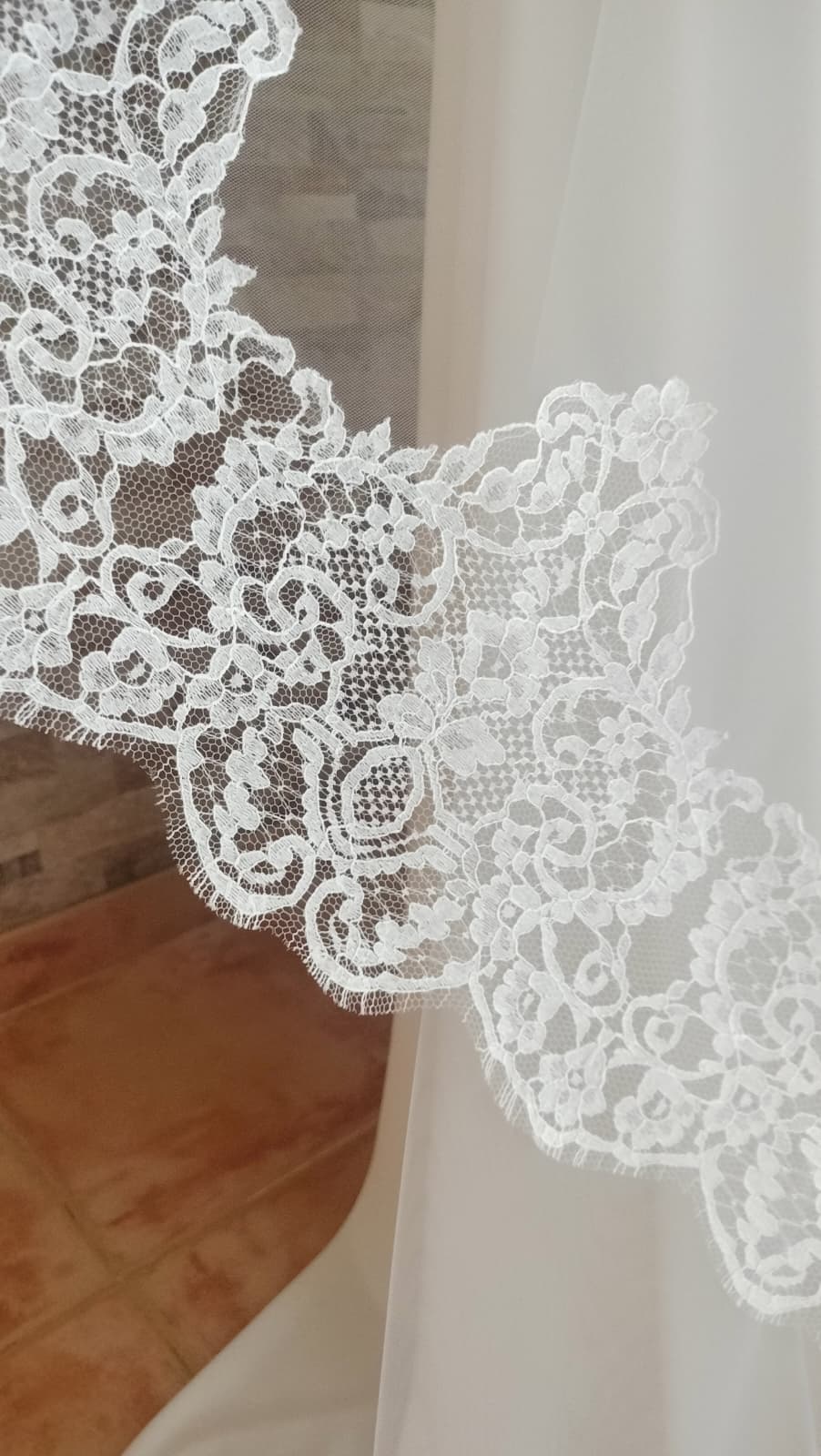 Detalle del bordado floral chantilly sobre tul soft blanco natural, modelo 2971 de Zulema Torres.