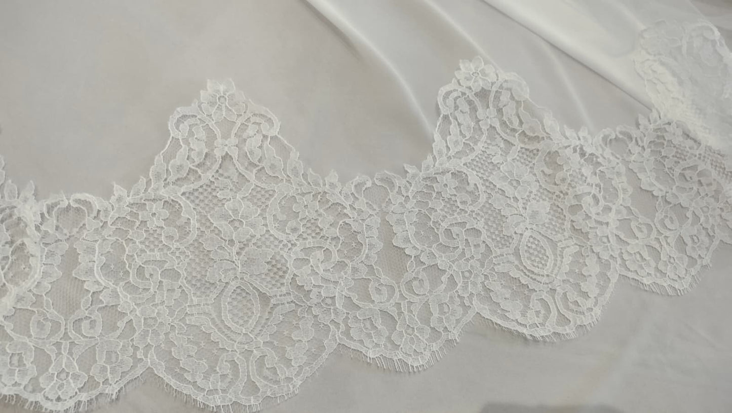 Primer plano de la puntilla de chantilly de 22cm en velo de novia amantillado Zulema Torres.