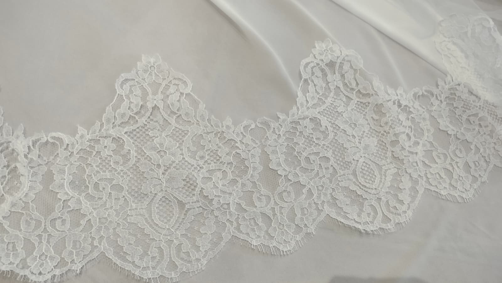 Primer plano de la puntilla de chantilly de 22cm en velo de novia amantillado Zulema Torres.