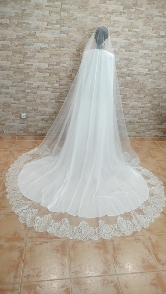 Velo de novia largo amantillado de 2x3 metros con encaje perimetral chantilly de Zulema Torres.