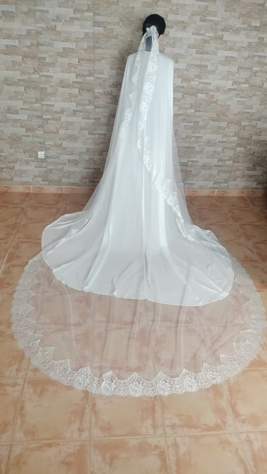 Velo de novia amantillado de 2x3 metros con encaje de hilo plata y tul soft de Zulema Torres.