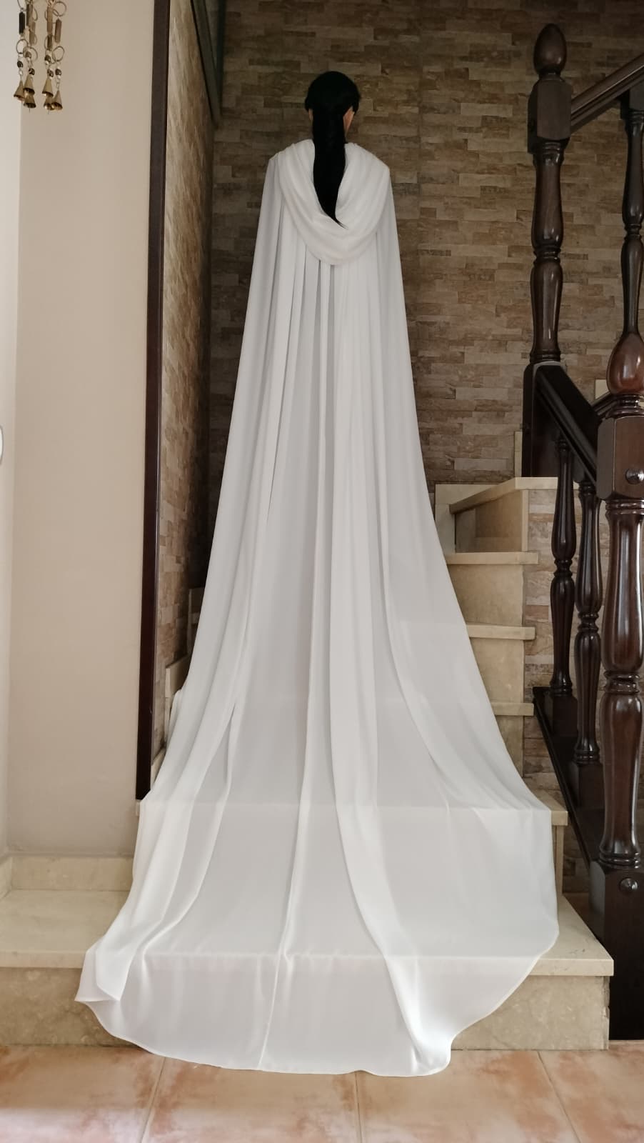 Capa con capucha para novia de Zulema Torres, diseño moderno de 2,50m de longitud.