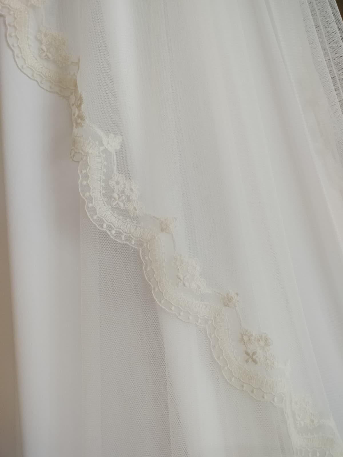 Detalle de encaje bordado floral en velo de novia sedoso color marfil de Zulema Torres.