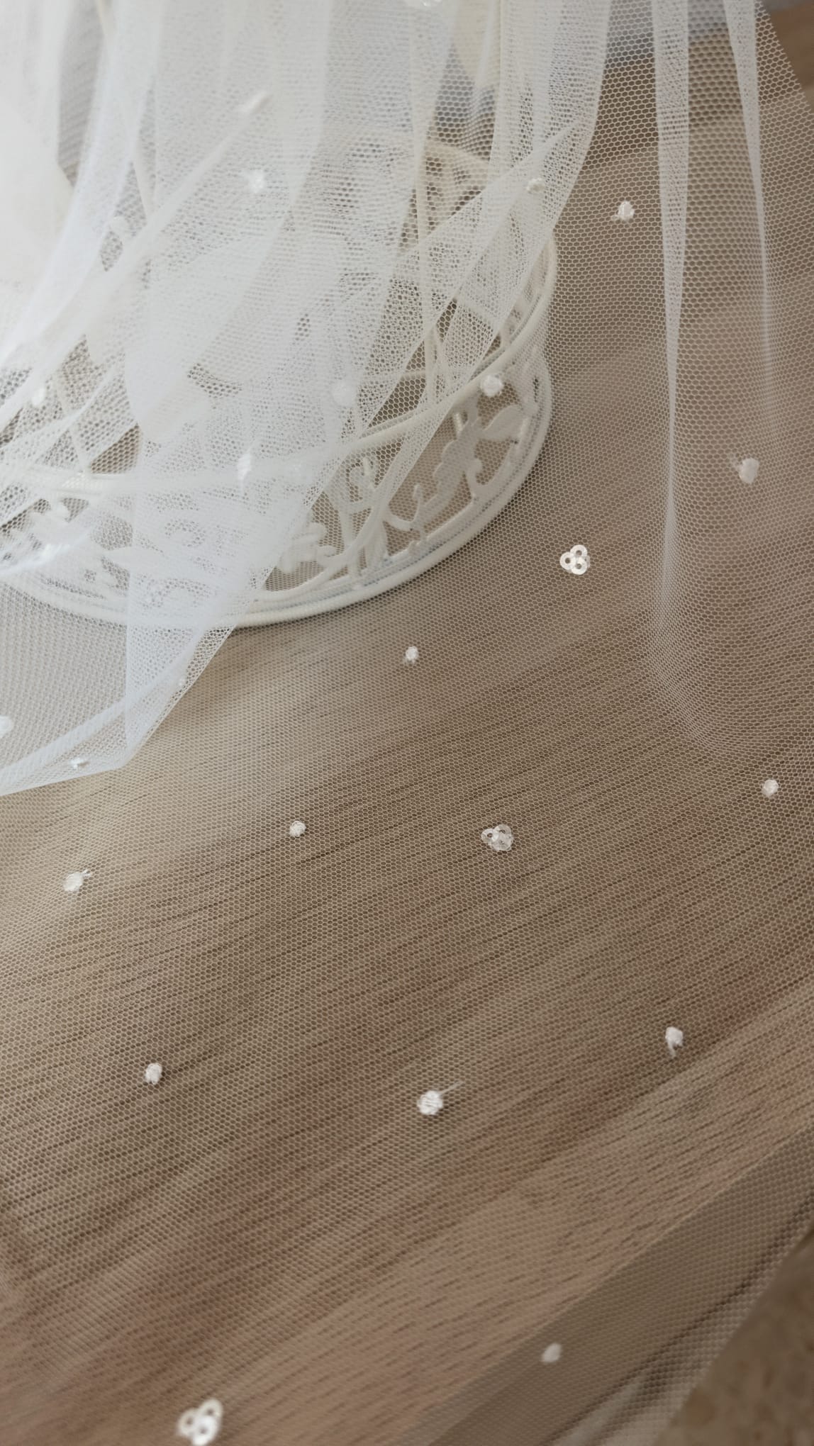 Detalle de tejido en tul plumeti bordado y lentejuelas del velo de novia 1074