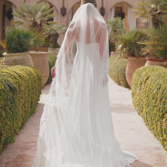 Video de novia portando velo de Zulema Torres modelo S 541