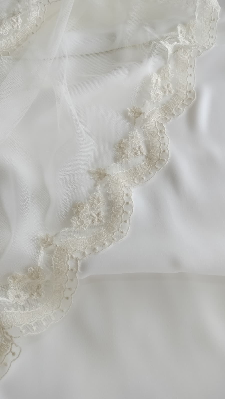 Velo amantillado de 2x3 metros en tul sedoso marfil para contraste con vestido blanco.