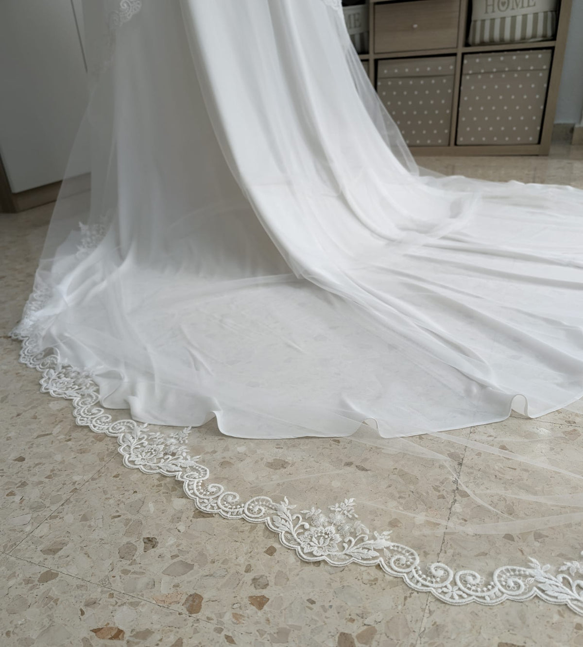Velo de novia largo modelo 9156 de Zulema Torres de 2x3 metros confeccionado en tul soft blanco natural, con cola extendida y encaje perimetral de algodón.