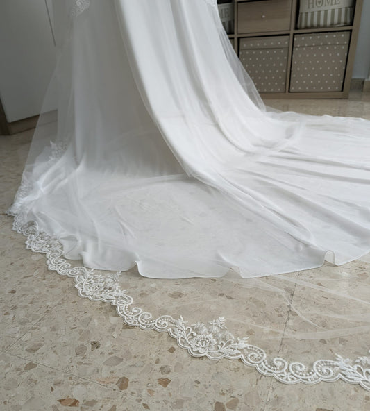 Velo de novia largo modelo 9156 de Zulema Torres de 2x3 metros confeccionado en tul soft blanco natural, con cola extendida y encaje perimetral de algodón.