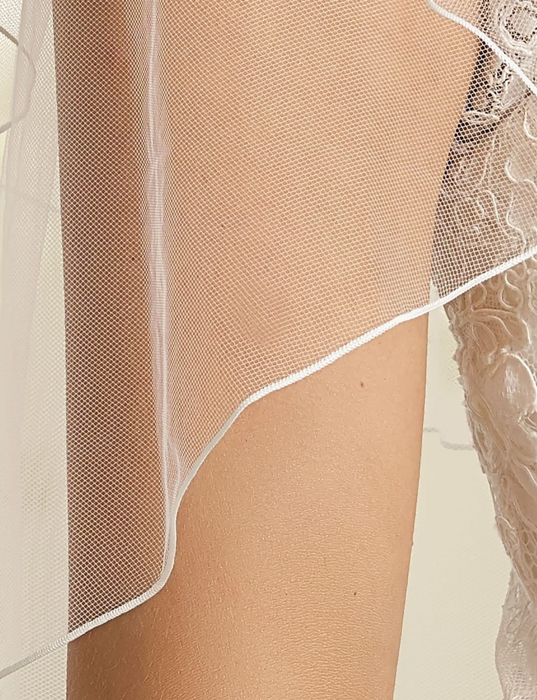 Detalle del acabado festoneado en velo de novia amantillado de doble capa modelo S27.