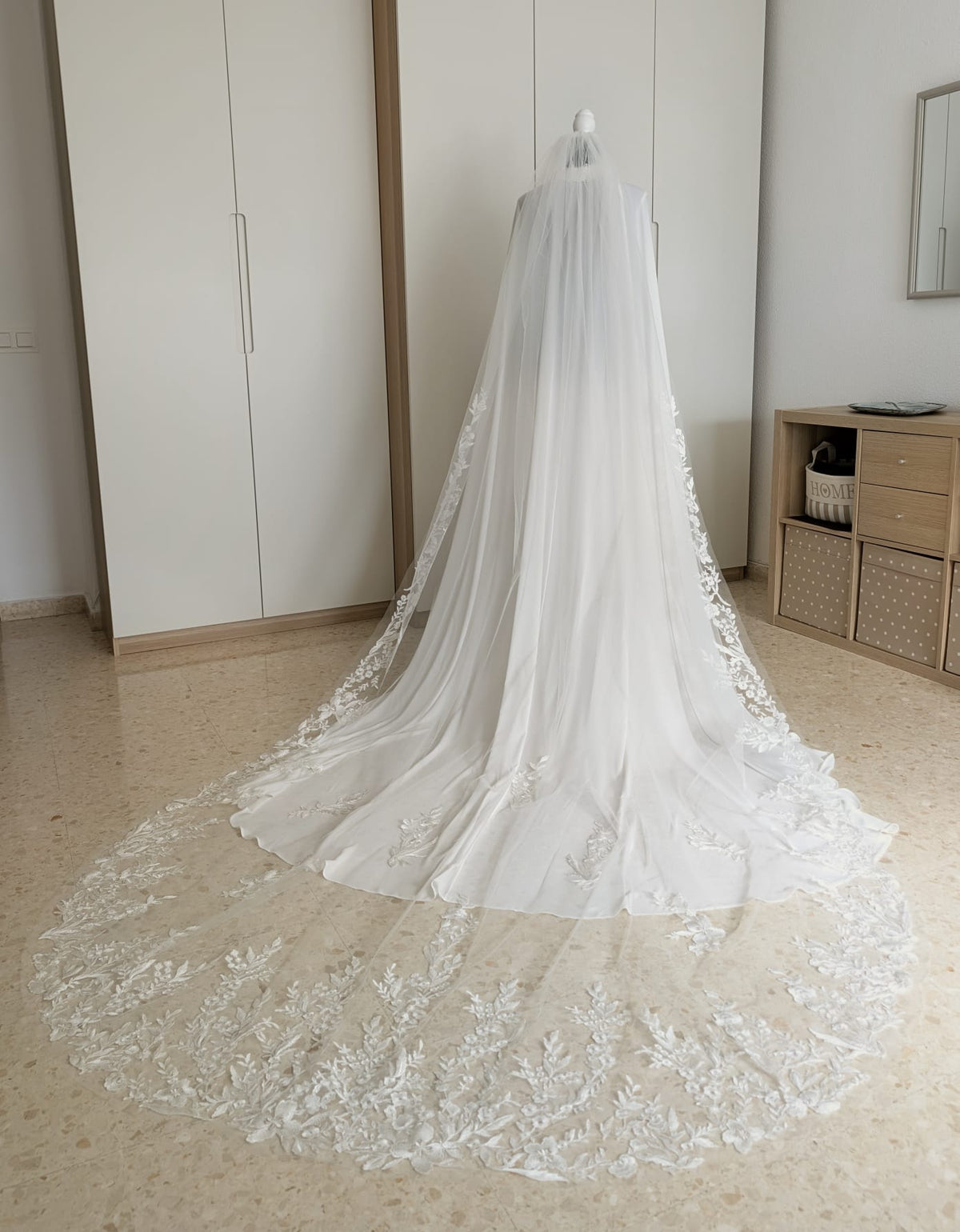 Velo de novia largo estilo capilla con cola bordada de encaje floral, diseñado por Zulema Torres.