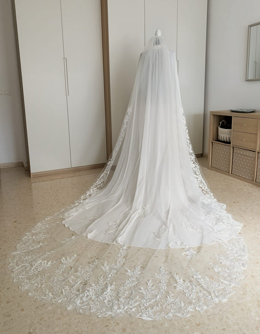 Velo de novia largo estilo capilla con cola bordada de encaje floral, diseñado por Zulema Torres.