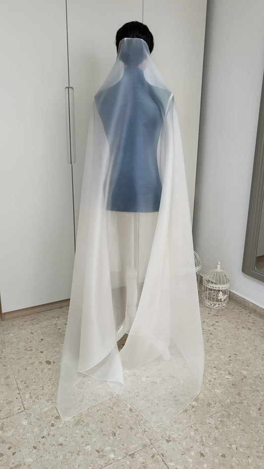 Caída etérea y ligera de un velo largo de organza nupcial de seda natural de 150x240 cm diseñado por Zulema Torres.