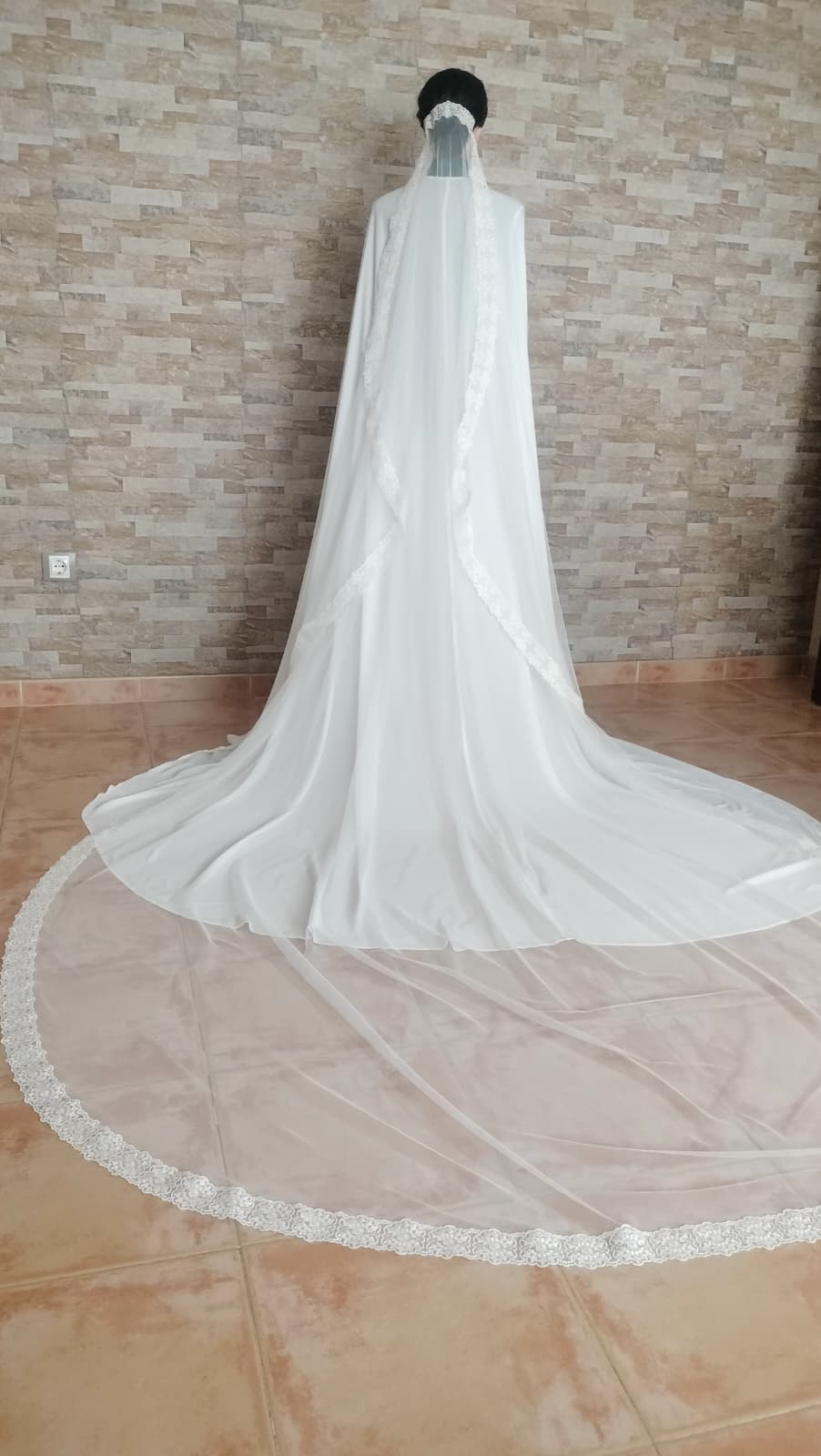 Velo de novia romántico de 2x3 metros en tul sedoso marfil claro de Zulema Torres.